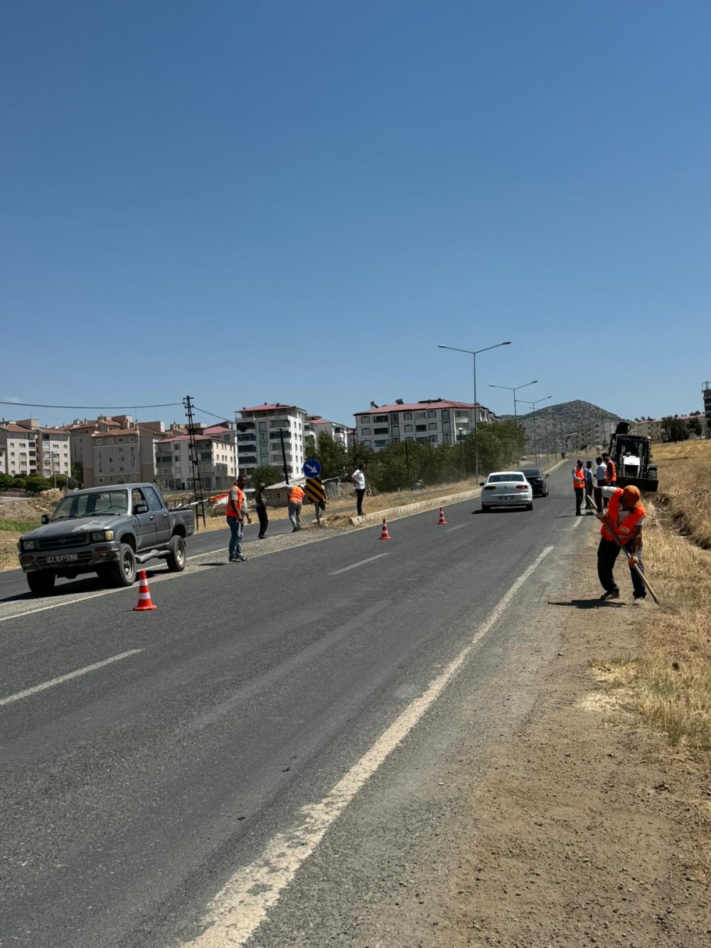 Palu Belediyesinde yol bakım ve onarım çalışmaları hız kesmiyor.