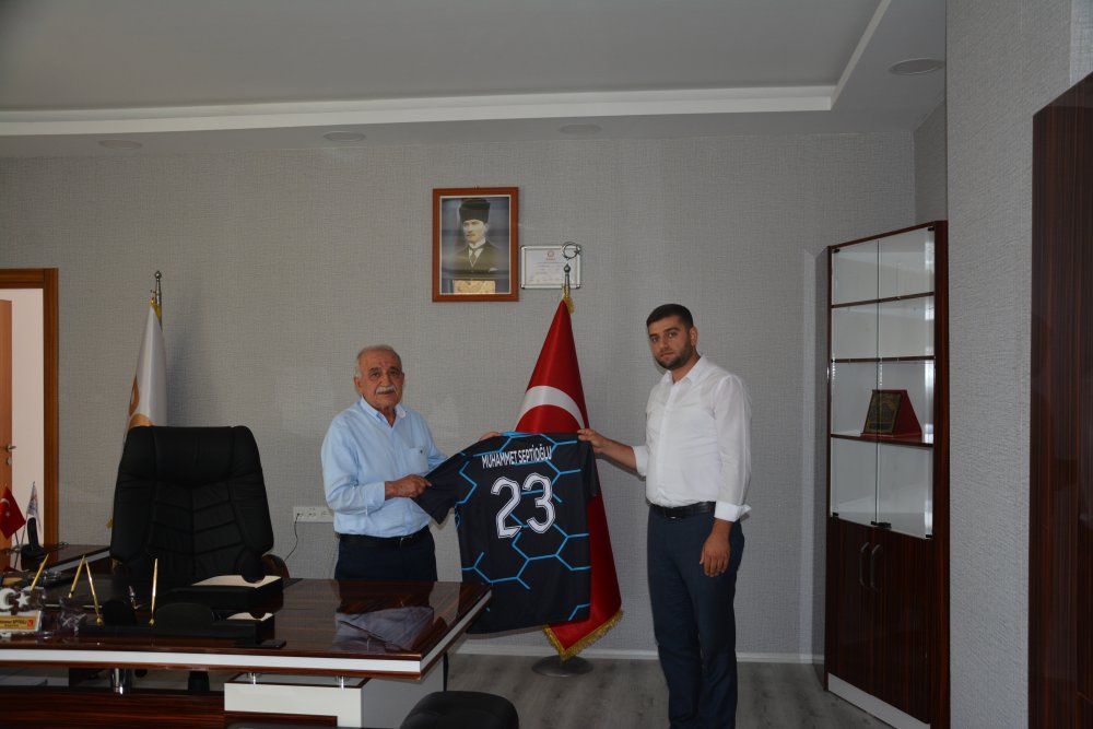 Palu müftülüğü belediye başkanımıza teşekkür ederek futbol turnuvasında sponsorluğunu üstlendiğimiz formayı hediye etti